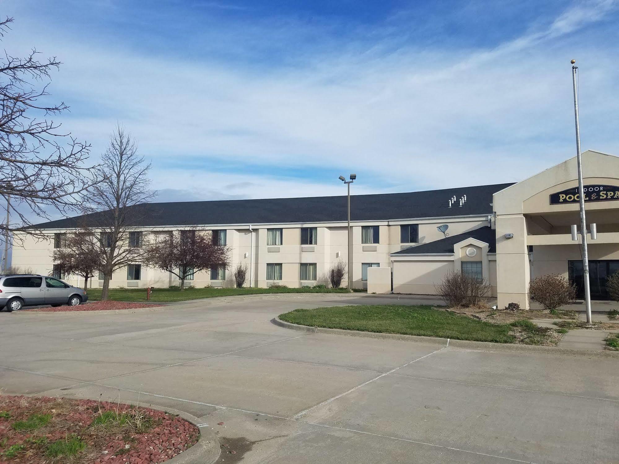 Syracuse Inn And Suites מראה חיצוני תמונה